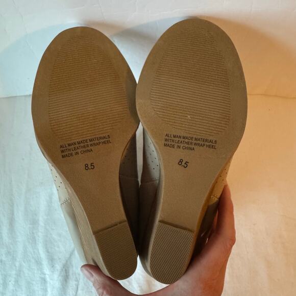 New DV by Dolce Vita Gerdy Bootie Beige Women's 9 Perforated Pull On Chelsea - Picture 6 of 7